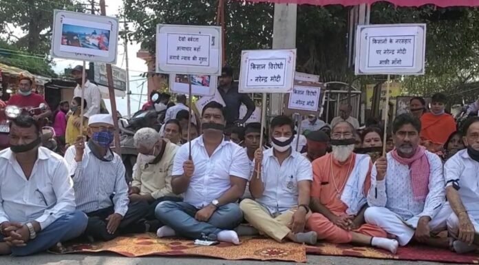 लखीमपुर खीरी की घटना को लेकर कांग्रेस कार्यकर्त्ताओं ने ऋषिकेश में काली पट्टी बांधकर रखा जताया विरोध