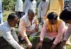 मोथरोवाला दुधली में पूर्व सीएम त्रिवेंद्र ने किया वृक्षारोपण कहा- पर्यावरण को बचाने के लिये वृक्षारोपण ज़रूरी