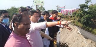मुख्यमंत्री पुष्कर सिंह धामी ने क्षत्रिग्रस्त गौला पुल का स्थलीय निरीक्षण कहा-युद्धस्तर पर होगा पुल निर्माण का कार्य