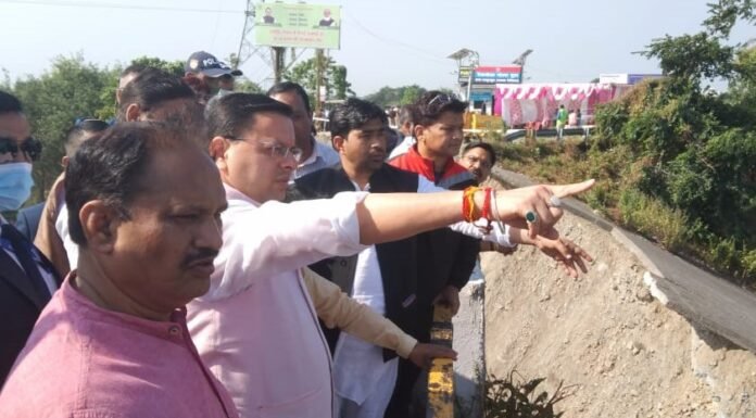 मुख्यमंत्री पुष्कर सिंह धामी ने क्षत्रिग्रस्त गौला पुल का स्थलीय निरीक्षण कहा-युद्धस्तर पर होगा पुल निर्माण का कार्य