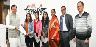 मुख्यमंत्री वात्सल्य योजना के तहत सीएम पुष्कर धामी ने महिला प्रौद्योगिकी संस्थान देहरादून की तीन छात्राओं को प्रदान किए चेक