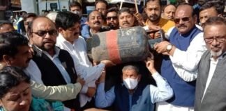 उत्तराखंड-बढ़ती महंगाई के खिलाफ कांग्रेस ने किया प्रदेशभर में पेट्रोल पम्पों पर धरना-प्रदर्शन