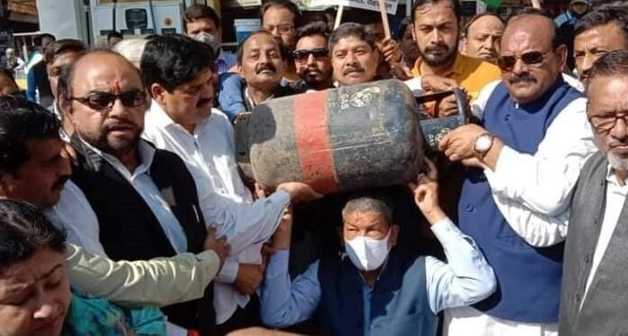 उत्तराखंड-बढ़ती महंगाई के खिलाफ कांग्रेस ने किया प्रदेशभर में पेट्रोल पम्पों पर धरना-प्रदर्शन