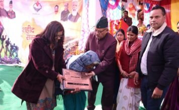 अगस्त्यमुनि में शहीद सम्मान यात्रा कार्यक्रम में भारतीय सेना में शहीद हुए सैनिकों के परिजनों को सैनिक कल्याण मंत्री गणेश जोशी ने किया सम्मानित
