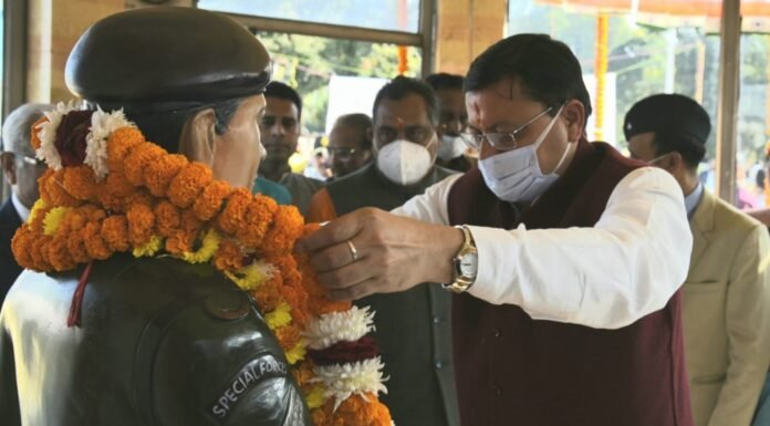 मुख्यमंत्री पुष्कर धामी ने 26/11 हमले में शहीद गजेंद्र बिष्ट को दी श्रद्धांजलि,कहा-गणेशपुर में बनेगा मिनी स्टेडियम