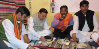 मुख्यमंत्री पुष्कर सिंह धामी अचानक पहुंचे अपने पुराने मित्र के घर,साथ में किया भोजन