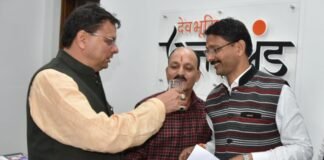 मुख्यमंत्री पुष्कर धामी से मिले उपनल कर्मचारी समिति के प्रतिनिधि,सीएम ने जूस पिलाकर कराया आंदोलन समाप्त