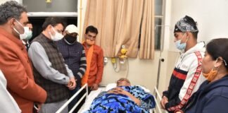 हिमालयन हॉस्पिटल जौलीग्रांट में उपचार के लिए भर्ती कर्नल (से.नि.)हरेंद्र सिंह रावत का सीएम धामी ने जाना हाल चाल