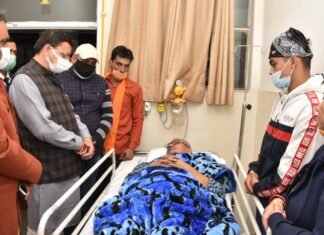 हिमालयन हॉस्पिटल जौलीग्रांट में उपचार के लिए भर्ती कर्नल (से.नि.)हरेंद्र सिंह रावत का सीएम धामी ने जाना हाल चाल