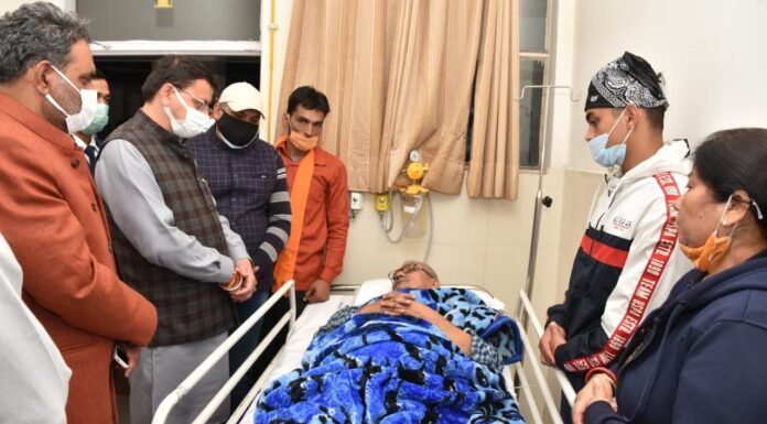 हिमालयन हॉस्पिटल जौलीग्रांट में उपचार के लिए भर्ती कर्नल (से.नि.)हरेंद्र सिंह रावत का सीएम धामी ने जाना हाल चाल