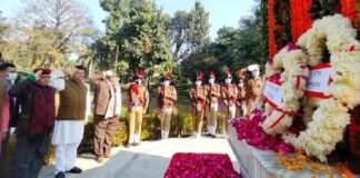 विजय दिवस पर सीएम धामी ने गांधी पार्क देहरादून में शहीद स्मारक पर पुष्पचक्र अर्पित कर शहीद जवानों को दी श्रद्धांजलि