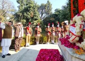 विजय दिवस पर सीएम धामी ने गांधी पार्क देहरादून में शहीद स्मारक पर पुष्पचक्र अर्पित कर शहीद जवानों को दी श्रद्धांजलि