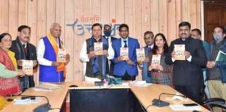 डॉ.संतोष कुमार की पुस्तक कोरोना से बचावःएक सजग पहल का सीएम पुष्कर धामी ने किया विमोचन