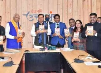 डॉ.संतोष कुमार की पुस्तक कोरोना से बचावःएक सजग पहल का सीएम पुष्कर धामी ने किया विमोचन