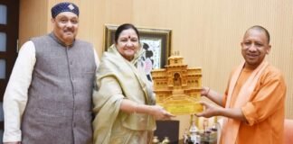 हंस फाउंडेशन के प्रेरणास्रोत माताश्री मंगला जी एवं श्री भोले महाराज ने उत्तर प्रदेश के मुख्यमंत्री योगी आदित्यनाथ से की शिष्टाचार भेंट,धार्मिक,सामाजिक एवं सेवा कार्यों पर की चर्चा