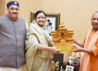 हंस फाउंडेशन के प्रेरणास्रोत माताश्री मंगला जी एवं श्री भोले महाराज ने उत्तर प्रदेश के मुख्यमंत्री योगी आदित्यनाथ से की शिष्टाचार भेंट,धार्मिक,सामाजिक एवं सेवा कार्यों पर की चर्चा