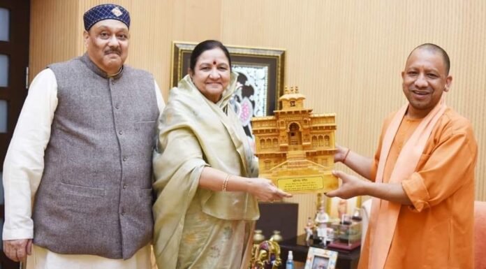 हंस फाउंडेशन के प्रेरणास्रोत माताश्री मंगला जी एवं श्री भोले महाराज ने उत्तर प्रदेश के मुख्यमंत्री योगी आदित्यनाथ से की शिष्टाचार भेंट,धार्मिक,सामाजिक एवं सेवा कार्यों पर की चर्चा