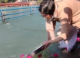 हरिद्वार-वीआईपी घाट पर विसर्जित की गईं सीडीएस जनरल बिपिन रावत और उनकी पत्नी मधुलिका की अस्थियां
