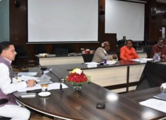 कोविड-19 से सम्बन्धित बचाव कार्यों की सीएम पुष्कर धामी ने कि समीक्षा,सभी प्रभारी मंत्री जनपदों का भ्रमण कर स्थिति का जायजा लेने के निर्देश