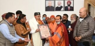 जोशीमठ का नाम ज्योर्तिमठ किये जाने पर शंकराचार्य स्वामी स्वरूपानन्द सरस्वती ने सीएम धामी को प्रदान किया आशीर्वाद
