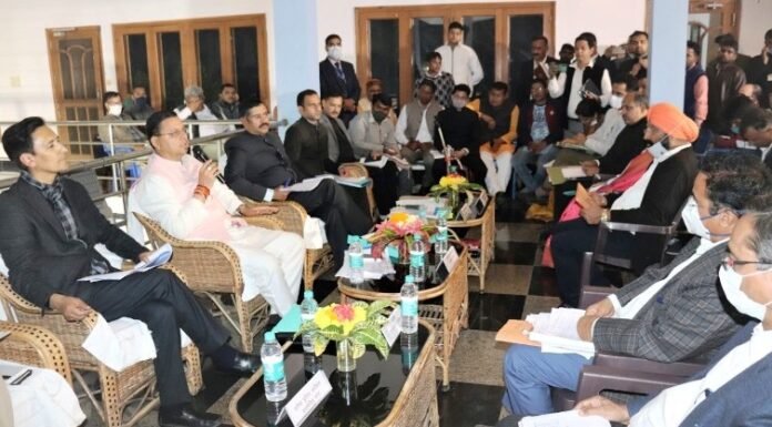 खटीमा में सीएम धामी ने की सीएम घोषणाओं की समीक्षा,रुके कार्यों को जल्द पूरा करने के अधिकारियों को दिए निर्देश