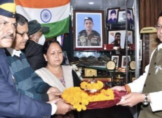 मुख्यमंत्री पुष्कर धामी ने शहीद मेजर चित्रेश बिष्ट को अर्पित की श्रद्धांजलि,सैन्यधाम के लिए ली शहीद के आवास की मिट्टी