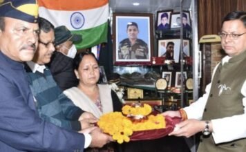 मुख्यमंत्री पुष्कर धामी ने शहीद मेजर चित्रेश बिष्ट को अर्पित की श्रद्धांजलि,सैन्यधाम के लिए ली शहीद के आवास की मिट्टी