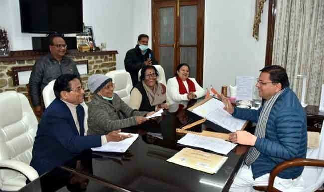 राज्य आंदोलनकारियों ने की सीएम पुष्कर धामी से भेंट,आंदोलनकारियों की पेंशन में बढ़ोतरी करने के लिये सीएम का व्यक्त किया आभार