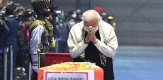 सीडीएस जनरल बिपिन रावत को श्रद्धांजलि देने उनके दिल्ली आवास पर पहुंच रहे है देश-विदेश के गणमान्य लोगों,आज दोपहर बाद मिलिट्री सम्मान के साथ किया जाएगा अंतिम संस्कार