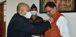 सशस्त्र सेना झंडा दिवस पर मुख्यमंत्री पुष्कर सिंह धामी को लगाया फ्लैग