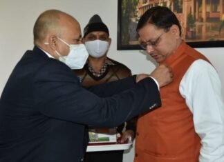 सशस्त्र सेना झंडा दिवस पर मुख्यमंत्री पुष्कर सिंह धामी को लगाया फ्लैग