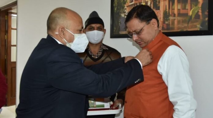 सशस्त्र सेना झंडा दिवस पर मुख्यमंत्री पुष्कर सिंह धामी को लगाया फ्लैग