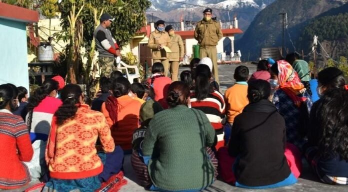 महिला सुरक्षा एवं साइबर अपराधों को लेकर,चमोली पुलिस ने महिलाओं एवं बालिकाओं को किया जागरूक