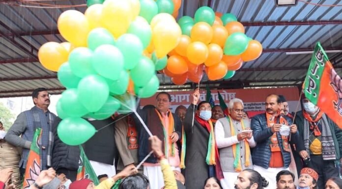 उत्तराखंड की 70 विधानसभा में प्रचार के लिए भाजपा के एलईडी प्रचार रथ को चुनाव प्रभारी प्रह्लाद जोशी एवं सीएम पुष्कर धामी ने हरी झंडी दिखाकर किया रवाना