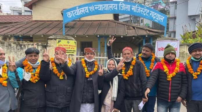 उत्तराखंड क्रांति दल के श्रीनगर विधानसभा से प्रत्याशी मोहन काला ने किया नामांकन कहा-इस बार विकास के लिए होगा परिवर्तन