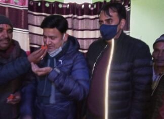 नैनीताल बेतालघाट के भाजपा पदाधिकारियों,क्षेत्रीय जनप्रतिनिधियों समेत सैकड़ों कार्यकर्ताओं ने थाम कांग्रेस का हाथ