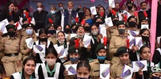 उत्तराखंड में निःशुल्क मोबाईल टैबलेट योजना शुरू,राज्य के डिग्री कॉलेजों और राजकीय स्कूलों के 10 वीं और 12 वीं के विद्यार्थियों के लगभग 2 लाख 65 हजार विद्यार्थी लाभान्वित