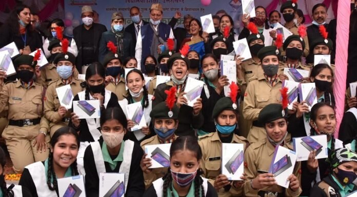 उत्तराखंड में निःशुल्क मोबाईल टैबलेट योजना शुरू,राज्य के डिग्री कॉलेजों और राजकीय स्कूलों के 10 वीं और 12 वीं के विद्यार्थियों के लगभग 2 लाख 65 हजार विद्यार्थी लाभान्वित