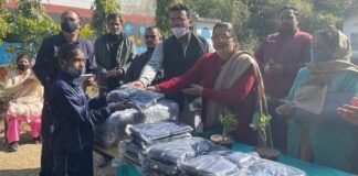 कैबिनेट मंत्री गणेश जोशी द्वारा राजकीय उच्च प्राथमिक विद्यालय मालसी के बच्चों को बाँटे कोट,विद्यालय प्रबंधन ने व्यक्त किया आभार