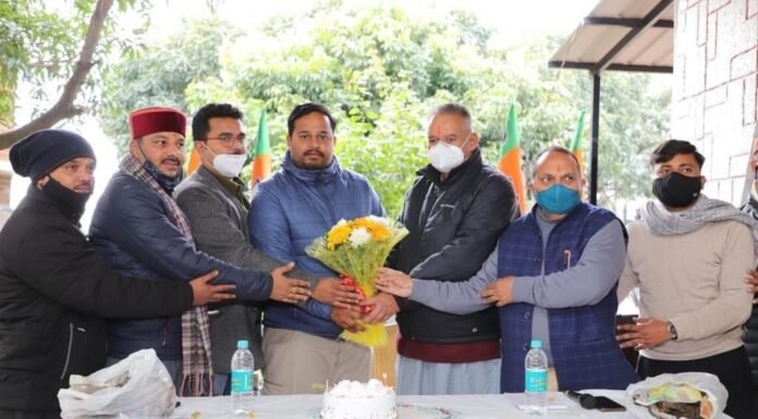 कैबिनेट मंत्री गणेश जोशी ने कोठार गांव क्षेत्र में किया जनसंपर्क