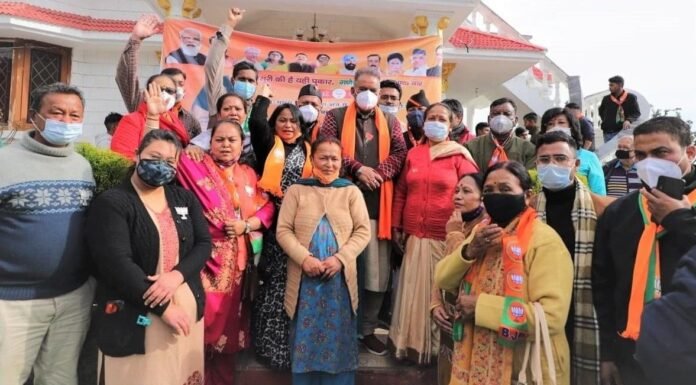 उत्तराखंड विधानसभा चुनावः-देहरादून के जोहड़ी गाँव में भाजपा में शामिल हुए कांग्रेस के सैकड़ों कार्यकर्ता