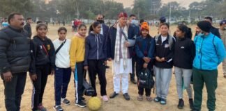 मुख्यमंत्री पुष्कर धामी अचानक पहुंचे देहरादून में फुटबाल खेल रहे खिलाडियों के बीच,युवाओं को दी खेलों इंडिया मुहिम की जानकारी