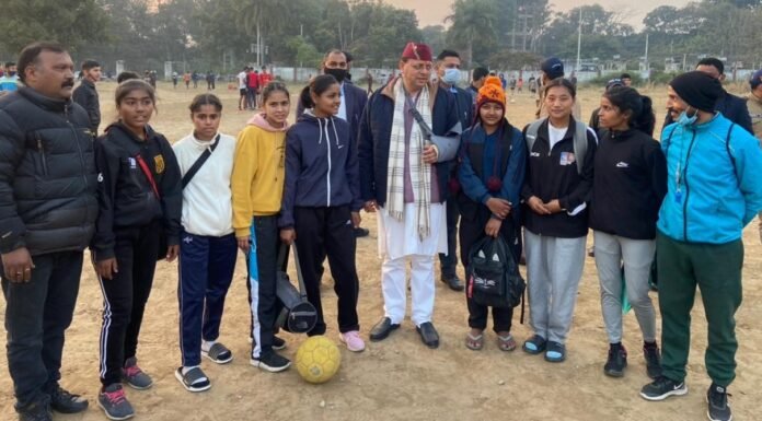 मुख्यमंत्री पुष्कर धामी अचानक पहुंचे देहरादून में फुटबाल खेल रहे खिलाडियों के बीच,युवाओं को दी खेलों इंडिया मुहिम की जानकारी