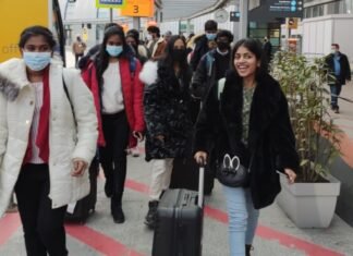 रूस-यूक्रेन युद्ध-यूक्रेन से सुरक्षित निकाले गए 2000 भारतीय,उत्तराखंड के 15 छात्र लौटे,259 लोगों को लौटने का इंतजार