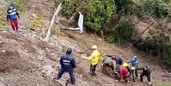 उत्तराखंड-देवप्रयाग तीन धारा के पास खाई में गिरा ट्रक 2 लोगों की मौत 7 घायल