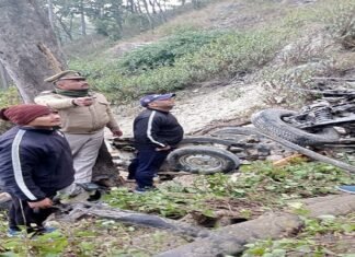 टनकपुर-चंपावत हाईवे पर बड़ा सड़क हादसा,मैक्स गहरी खाई में गिरी 14 लोगों की मौत