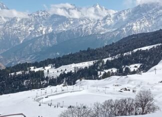 उत्तराखंड में फिर बदला मौसम का मिज़ाज,उत्तरकाशी,नैनीताल और चमोली में बर्फबारी,पर्यटक उठा रहे है मौसम का लुत्फ