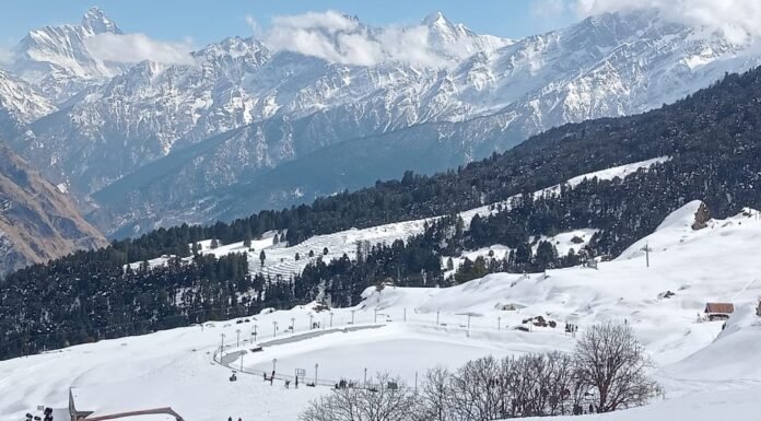 उत्तराखंड में बदला मौसम का मिज़ाज ऊपरी इलाकों में भारी बारिस,मैदानों में सर्द हवाएं शुरू