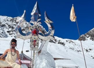 आस्थाः-भारी बर्फबारी और जमा देने वाली ठंड पर आस्था भारी,केदारधाम में तपस्या में लीन हैं बाबा बर्फानी ललित महाराज