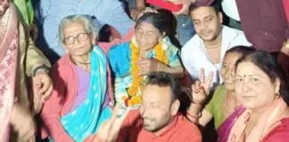 योगी आदित्यनाथ के दोबारा मुख्यमंत्री बनने पर योगी के गांव पंचूर में मनाई गई होली और दीवाली,मां ने भी दिया आशीर्वाद